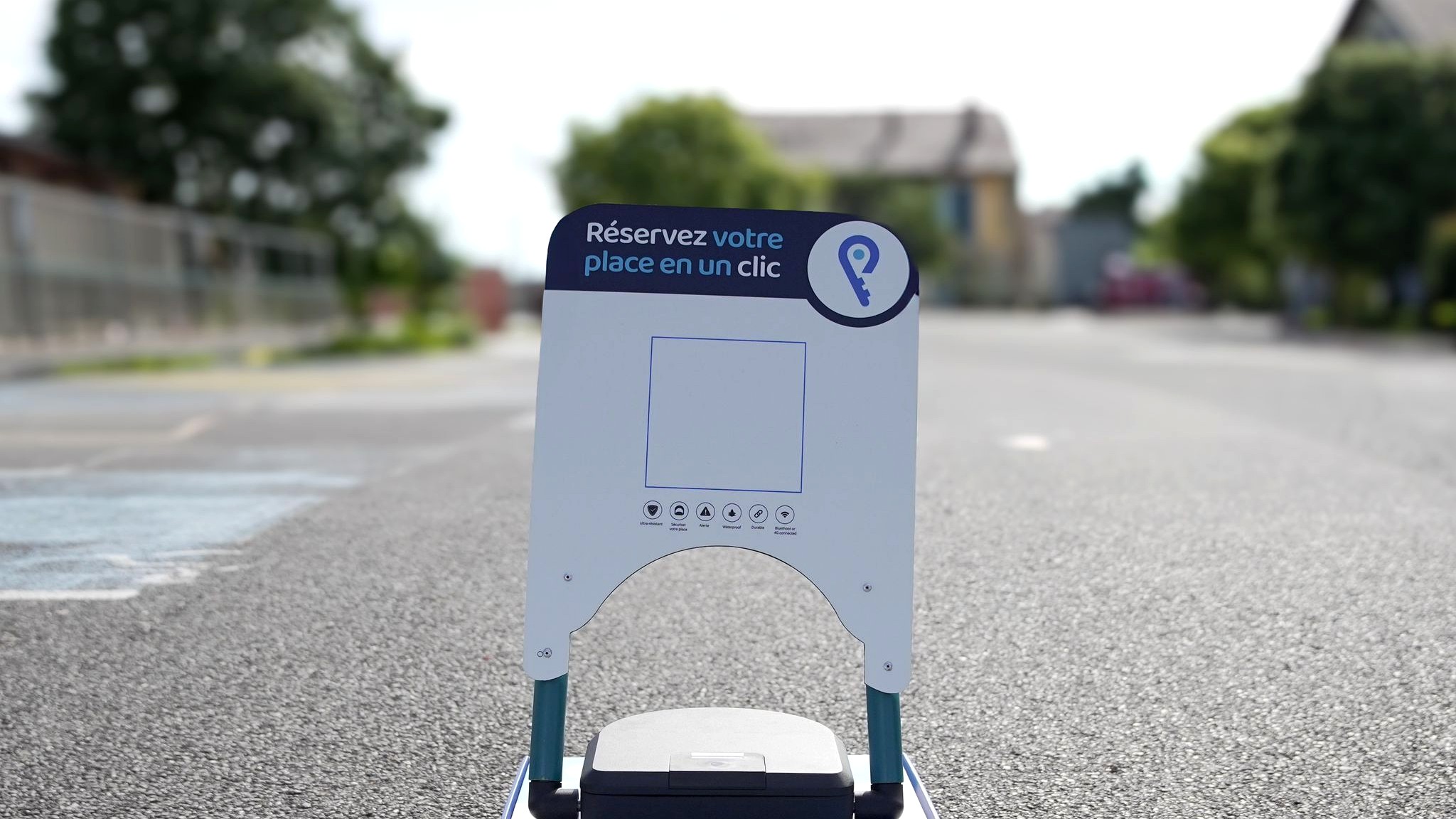 Barrière de parking connectée Parkeeyz installée sur parking